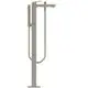Freistehender Armaturenkörper in mattem Silber, ausgestattet mit Handbrause. Ideal Standard Design, geeignet für moderne Badezimmerlösungen.
